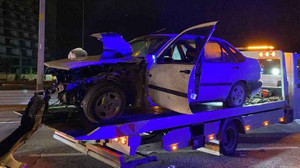 Otomobil yol kenarındaki bariyerlere çarptı: 1 yaralı